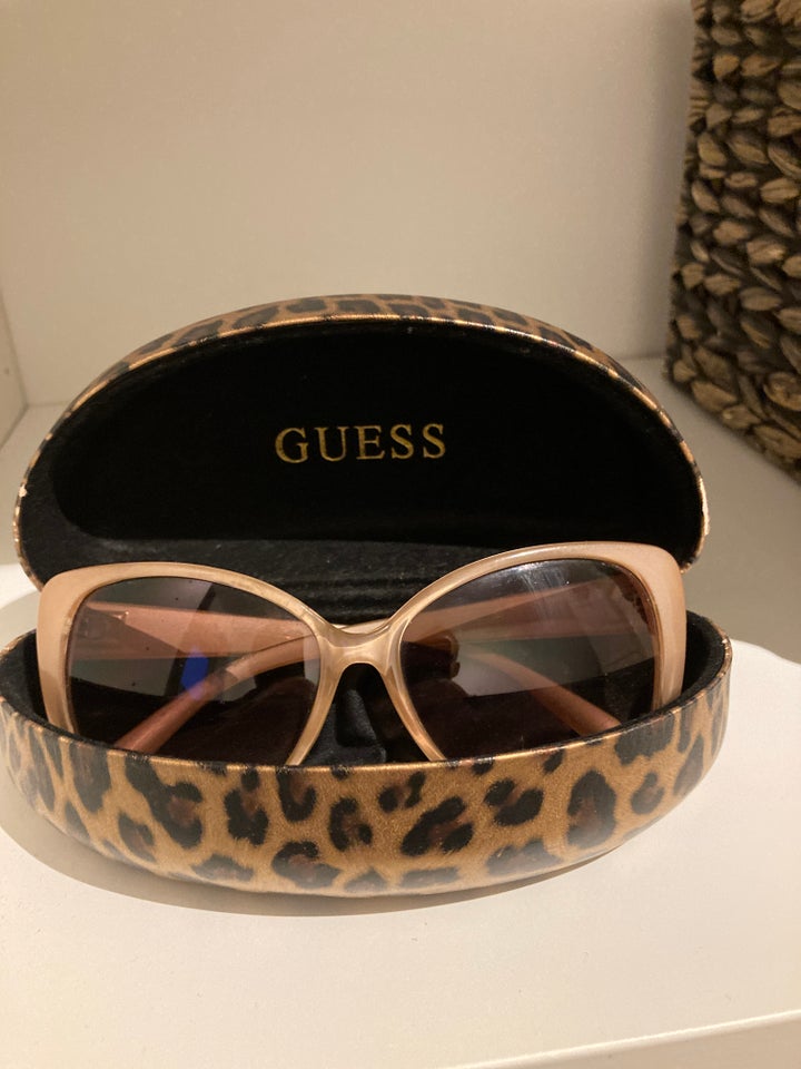Solbriller dame, Guess