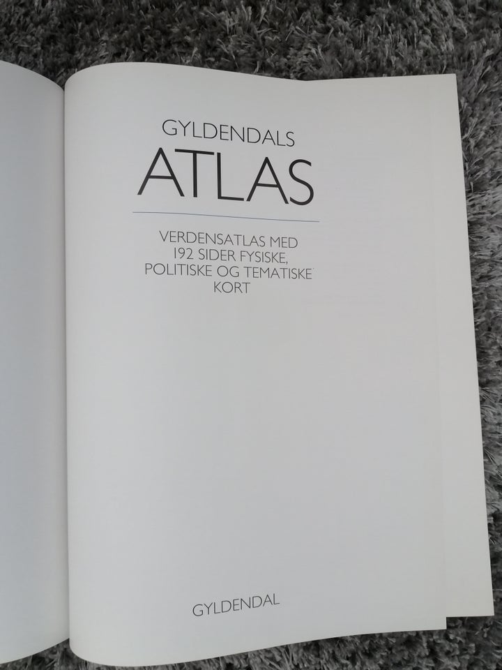 Gyldendals Atlas. Verdensatlas med 192 kortsider,