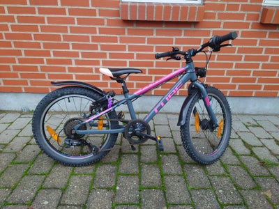 Unisex børnecykel, mountainbike, Cube, 20 tommer hjul, 7 gear, Med skærm sæt 
Med støtte fod 
Med lå