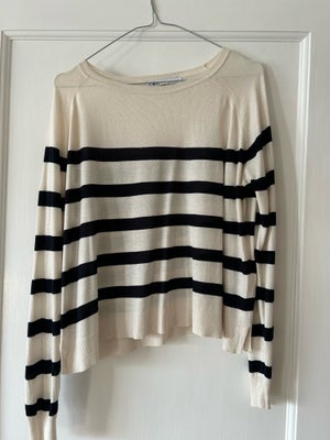 Bluse, Zara, str. 36, Stribet sweater fra Zara i størrelse Small.
Nypris 259kr