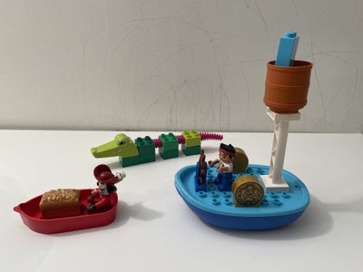 Lego Duplo, Jake, Kaptajn Klo, Poppe og krokodillen.
Jake sejler rundt i sin båd. Poppe holder udkig