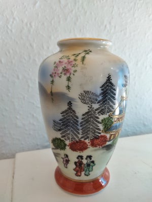 Vase, Vase, Smuk vase af ældre dato ca 18 cm høj sælges
Pris 50 kr