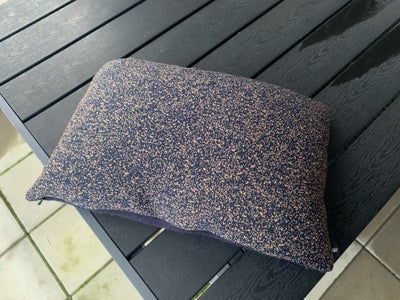 Pude pyntepude sofapude, Hay, Smukkeste lille marineblå sofapude 20*40 cm.

Nypris 500,-