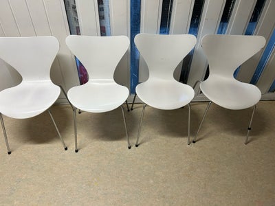 Arne Jacobsen, Syverne stole, Sælger 4 syver stole
Lidt slidte men stærke i ryggen 
De kan hentes på
