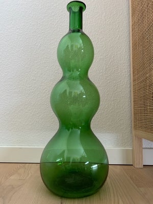 Vase, Gulvvase, 

Grønt glas.
Højde 53 cm.
Diameter 19 cm.