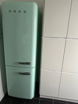 Køle/fryseskab, Smeg, b: 59 d: 60 h: 197, Ældre SMEG kølefryse skab. Har brugsspor og termostat skal