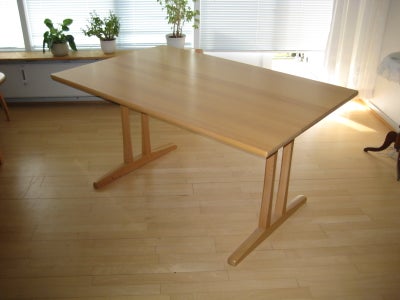 Børge Mogensen, bord, Spisebord C18, Et smukt og velholdt bord i massiv bøg
Det måler 140 X 90
det e