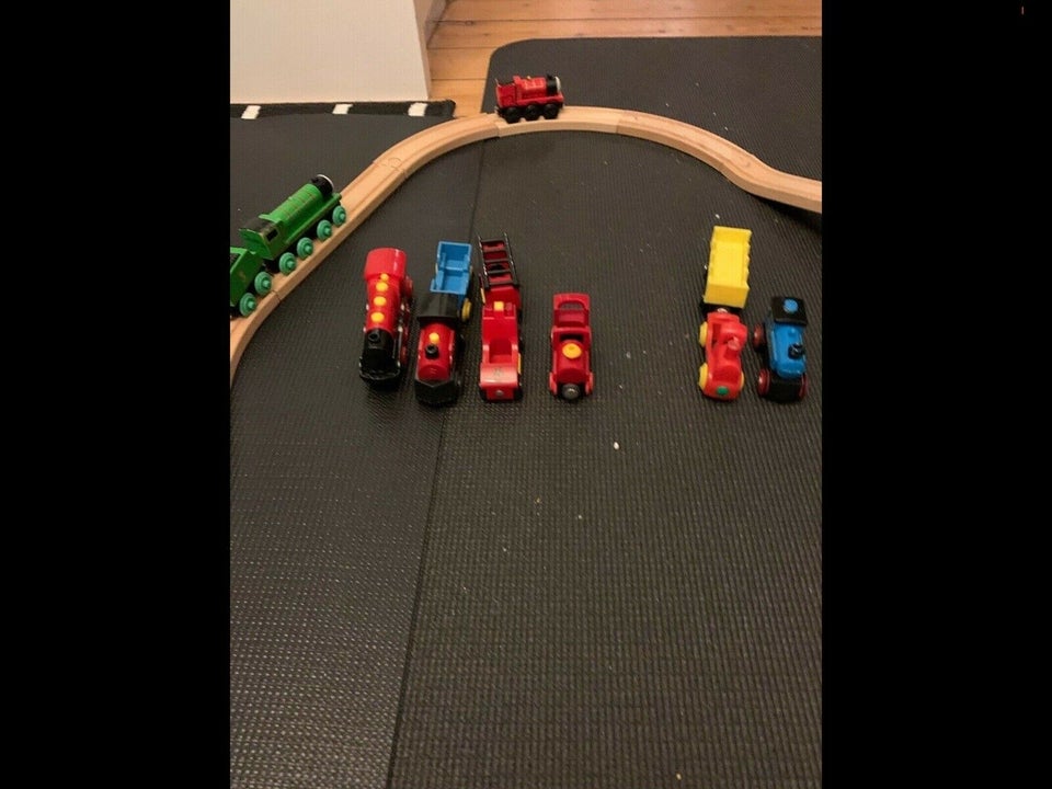 Brio togbane med skinner og Thomas toge og Brio to