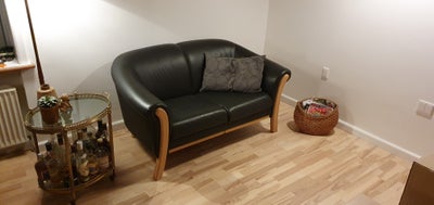 Sofa, læder, 2 pers., Fin sort lædersofa med bøgetræs ben
Rigtig god kvalitet, fejler intet, sælges 