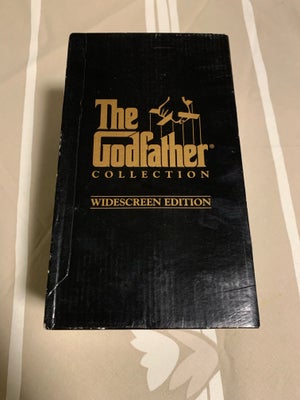 Action, The Godfather VHS boxset med 3 film, 

Både box, kasetter og film er i flot stand

Kommer fr