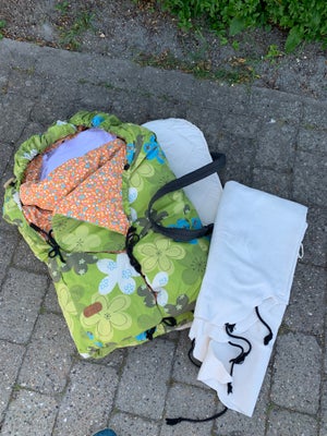 Voksipose, Fremstår som ny i det fineste stof. 
Der er bæreplade med og en sommerdyne . 
Alt er vask