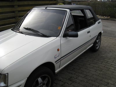 Peugeot 205, 1,4 Cabriolet, Benzin, 1988, km 200000, hvid, træk, 2-dørs, 14" alufælge, Peugeot 205, 