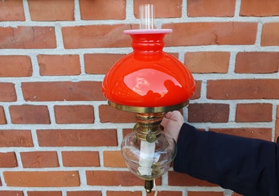 Væglampe,  og lamper mv, flot petroleumslampe
el, med lampe glasrør og retro rød glasskærm -
til væg