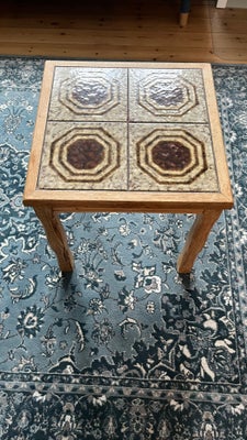 Kakkelbord, andet materiale, b: 46 l: 46 h: 46, Square pure wood table with tiles on top
As good as 