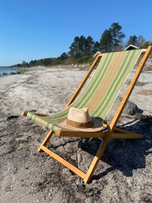Liggestol, Svensk strandstol, i lyst lakeret træ med stribet grønt lærreds stof. Fremstår i rigtig g