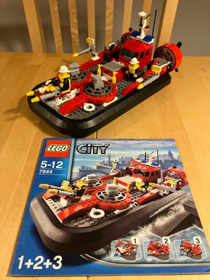 Lego City, 7944, Luftpudebrandslukningsfartøj.
Ret sej konstruktion.
Komplet - klodser og figurer.
M