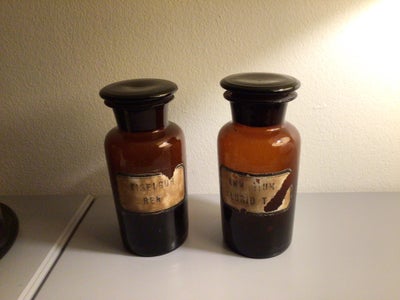 Flasker, Apotekerglas, 2 gamle apotekerflasker med glasprop og de gamle etiketter. 
Mørkebrunt glas 