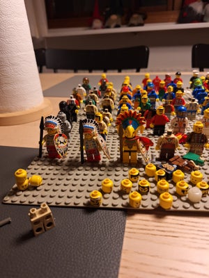 Lego Minifigures, Sælger en masse lego mini figurer, fra en gammel lego samling.

Har Googlet lidt r