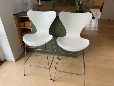 Arne Jacobsen, 7’er barstol, 64 cm, Nypris 8500
Der er små brugspor, se de to sidste fotos
Fremstår 