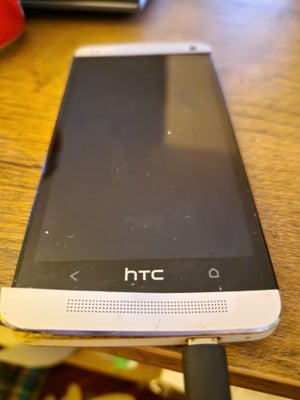 HTC One, Ældre mobil sælges billigt. Der er en skade på den som billedet viser og så siger den en kl