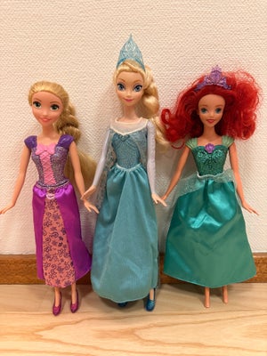 Barbie, Disney prinsesser, Rapunzel, Elsa og Ariel. Velholdte inkl pynt/diadem etc. Fra dyre- og røg