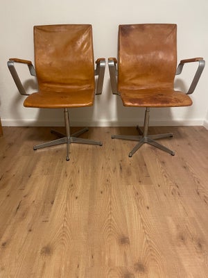 Arne Jacobsen, Oxford, Arne Jacobsen (1902-1971). Par armstole, model 3273 Oxford med mellemhøj ryg.