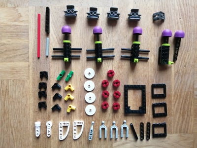 Lego blandet, Forskellige klodser, Forskellige klodser:

Sorte "kanoner" med lilla "kugler", som kan