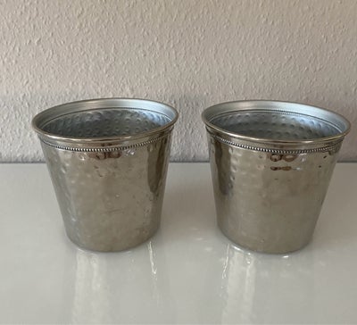 Vase, Potteskjulere, 2 pæne potteskjulere i metal, sølvfarvet. 
Højde: 14 cm.  Dia.: 15 cm.
Begge po