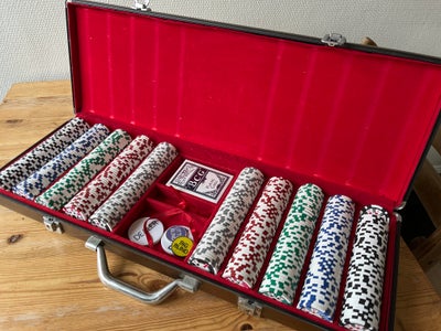 Poker, Pokersæt med 500 jetoner. Brugt meget lidt. 

Der er lidt slid på kufferten, se billede. 

De