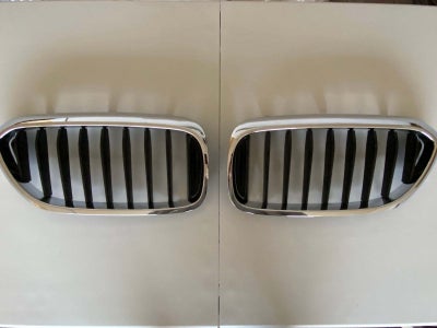 Frontgrill, BMW, 5 serie 2017-2022, Originale BMW 5 serie 2017-2022 nyrer i metal/sort.
Har siddet p