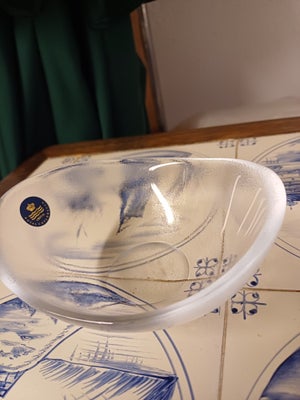 Glas, Glasskål, Royal Copenhagen, Lille fin glas skål fra ROYAL COPENHAGEN.

Mål:
Længde: 12.5 cm.
H