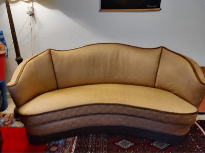 Sofa, stof, 3 pers. , Banan sofa, Charmerende ældre banansofa.  Okkergul flot farve   Se målene på B
