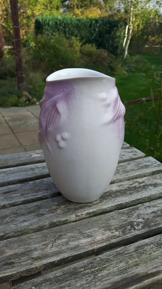Keramik, Vase, hvid/lilla/bær-motiv