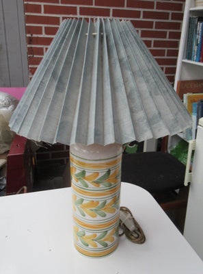 Lampe, dansk keramik, Retro keramiklampe i form af en brændsvinsdunk.
Lampen er dekoreret i Bangholm