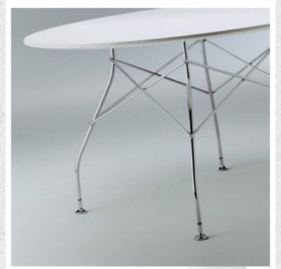 Spisebord, Kartell, Spisebord Kartell Matt hvid rund bordplade 130cm. Brugt men står pænt med minima