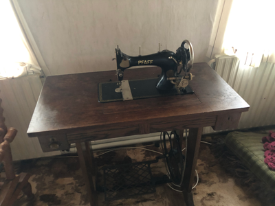 Symaskine, Pfaff, Fin antik maskine, med to skuffer i bordet. Maskinen kan klappes op af bordet, ell