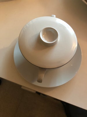 Porcelæn, Bouillonkop med låg, Blå kant, Underkop i diameter 17cm, bouillon kop 11 cm i diameter. 12