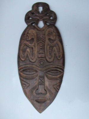 Andre samleobjekter, afrikansk maske, Afrikansk maske i en let mørkebrun træsort med et væld af deta