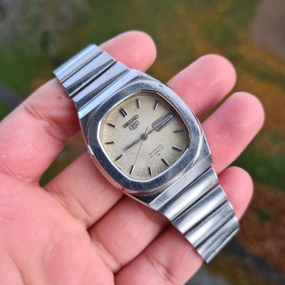 Herreur, Seiko, Selling a vintage Seiko 5 Automatic men's wristwatch.  The watch is in good conditio