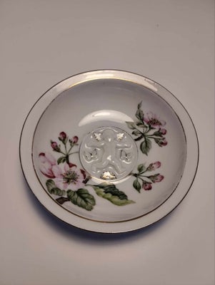 Porcelæn, skål, Royal Copenhagen, Billigste pris på internettet: 575 kr.
Royal Copenhagen 4012 med e