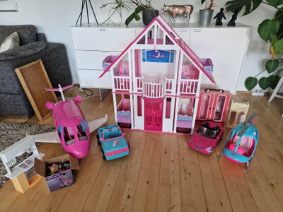 Barbie, Diverse Barbie. Flyvemaskine, hus, biler og diverse barbie dukker samt tilbehør.
Sælges saml