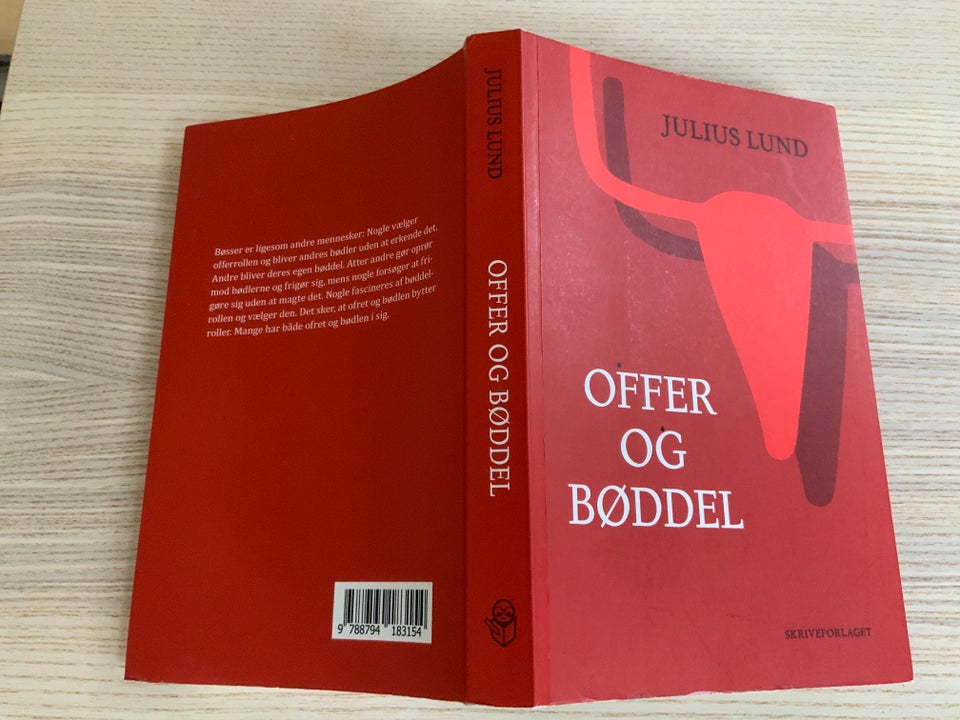 Offer og bøddel, Julius Lund, emne: historie og samfund