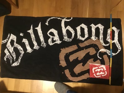 Håndklæde, Billabong, Badehåndklæde med Billabong motiv
Mål 75 x 135 cm
Pæn stand.
Kan sendes for kø