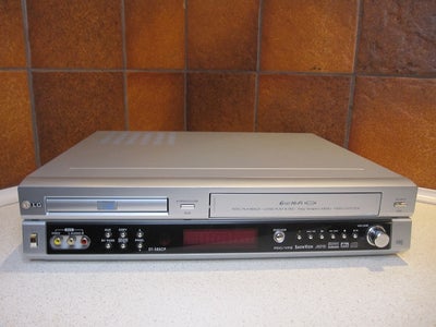 VHS videomaskine, LG, DT-585CP, God, 
- Combi,
- DVD-afspiller / VHS-video,
- 6 Head,
- SP / LP
- Hi