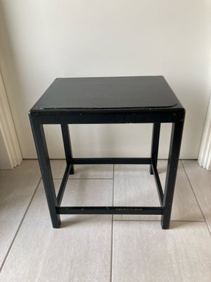 Lille bord, Lille gammelt sortmalet bord med patina sælges. Kan bruges som sidebord, natbord, sengeb