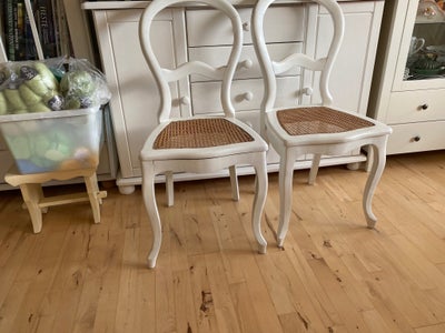 Spisebordsstol, Hvidmalet mahogni , Ældre, 2 charmerende romantiske stole med fletsæde. Hvidmalede. 