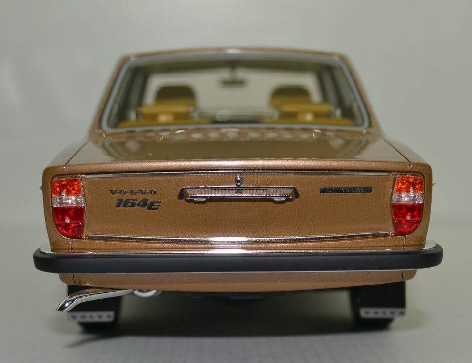 Modelbil, DNA Volvo 164E, skala 1:18