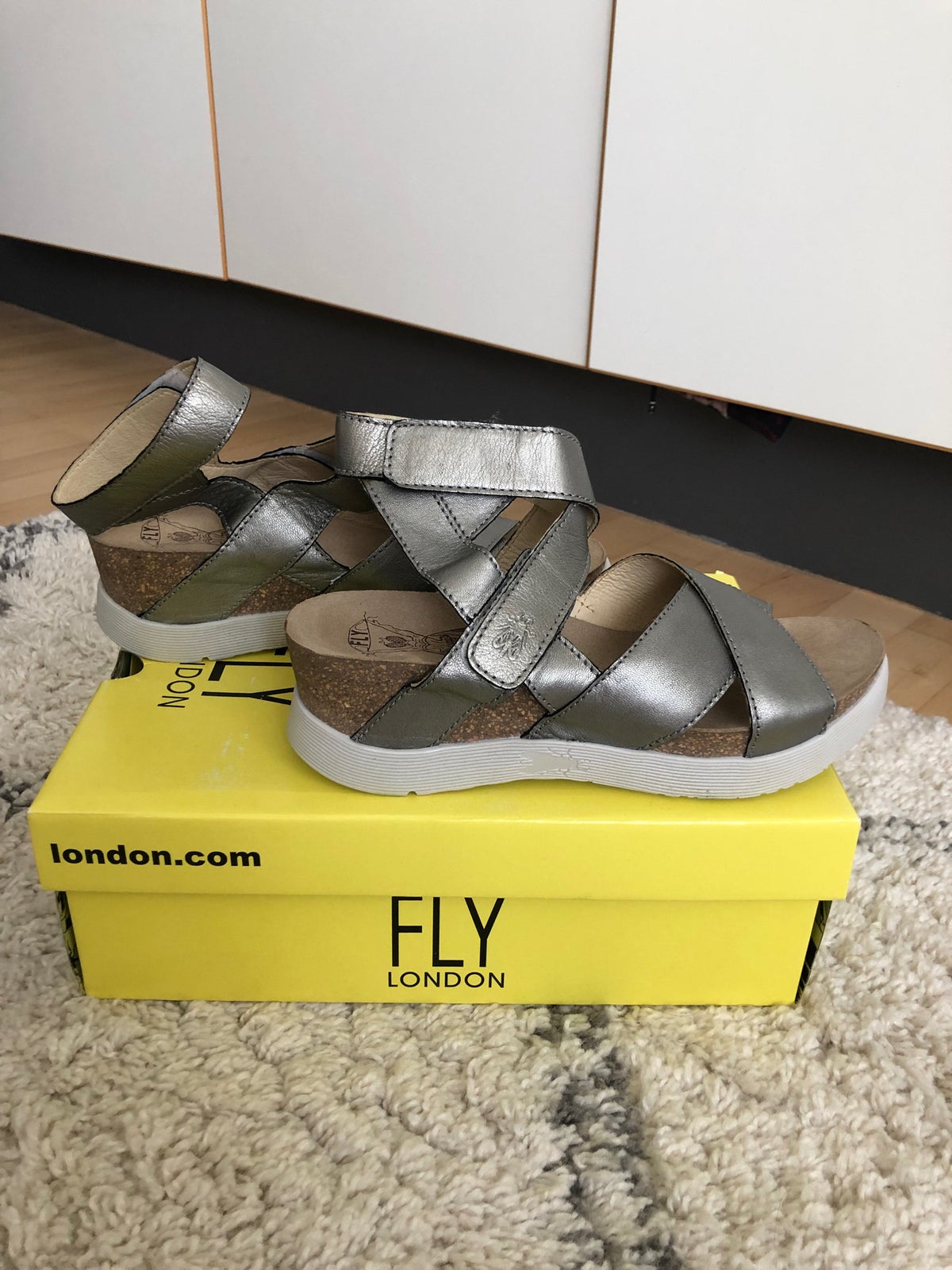 Fly on sale london wege669fly