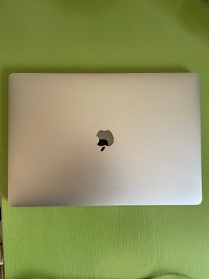 MacBook Pro, 15 inch, 2017, 16 GB ram, 500 GB harddisk, Rimelig, Brugsspor og et par USB-C indgange 
