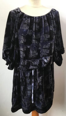Anden kjole, Stine Goya, str. S,  multi,  Ubrugt, Superlækker kjole med bånd i taljen.

Materiale: 8